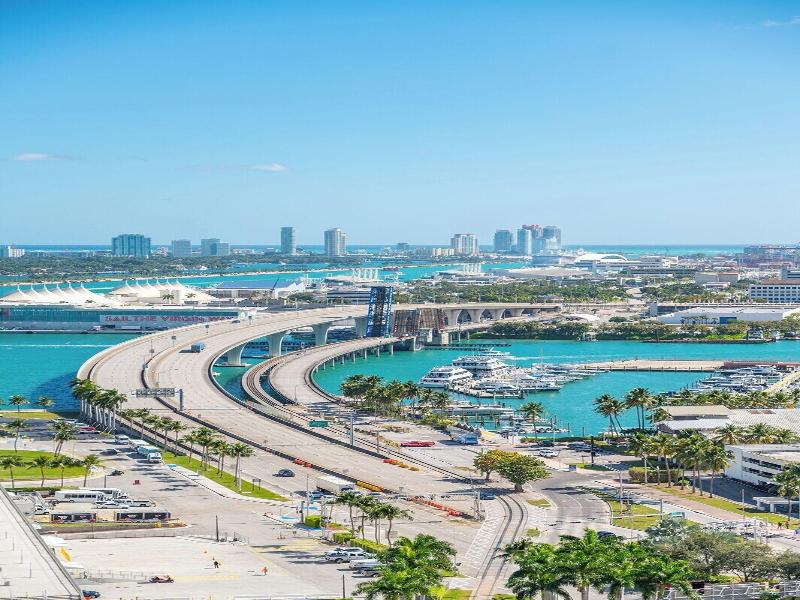 Global Luxury Suites Miami Worldcenter image