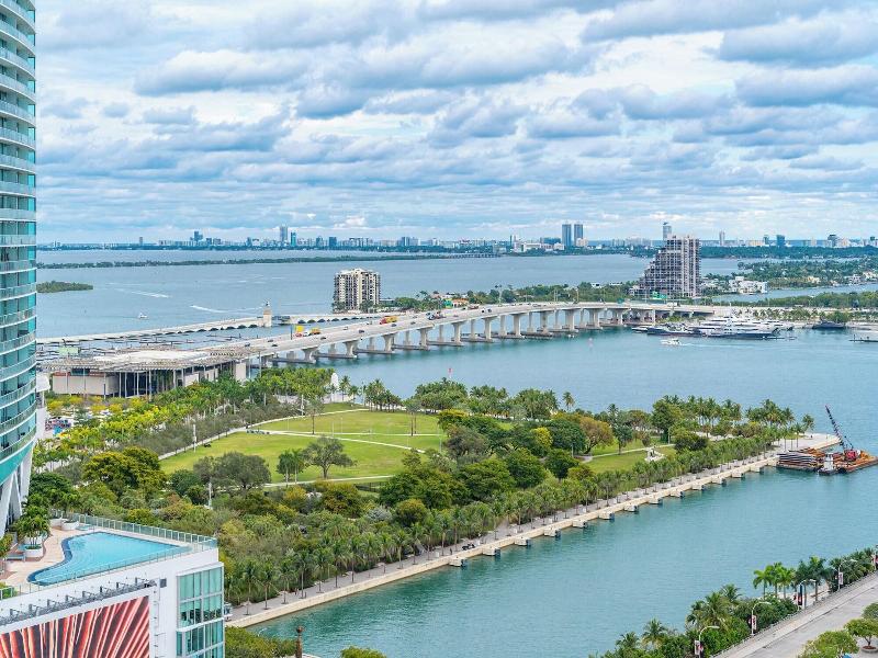 Global Luxury Suites Miami Worldcenter image