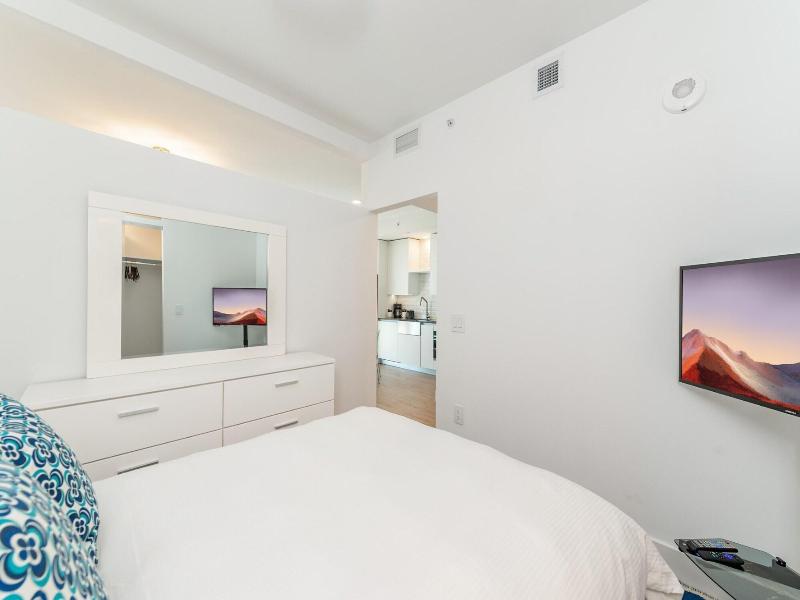 Global Luxury Suites Miami Worldcenter image