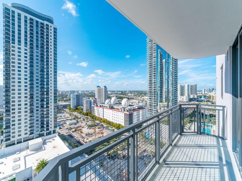 Global Luxury Suites Miami Worldcenter image