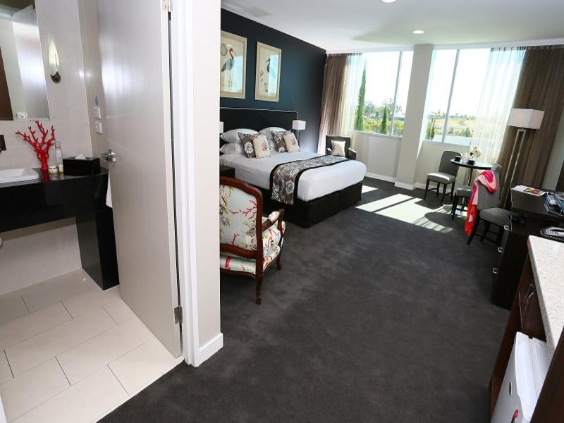 Springfield Lakes Hotel image