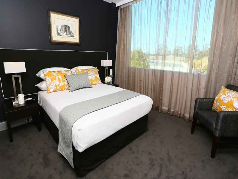 Springfield Lakes Hotel image