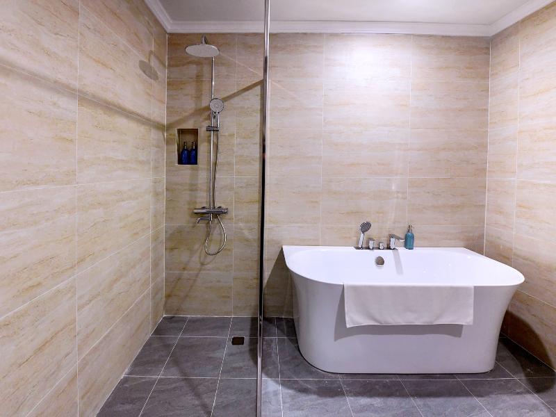 Centara Hotel & Residences Van Don image