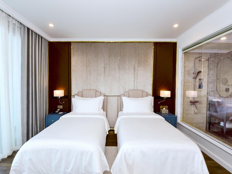 Centara Hotel & Residences Van Don image