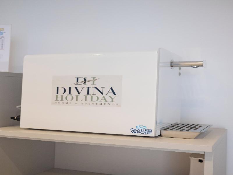 Divina Holiday image