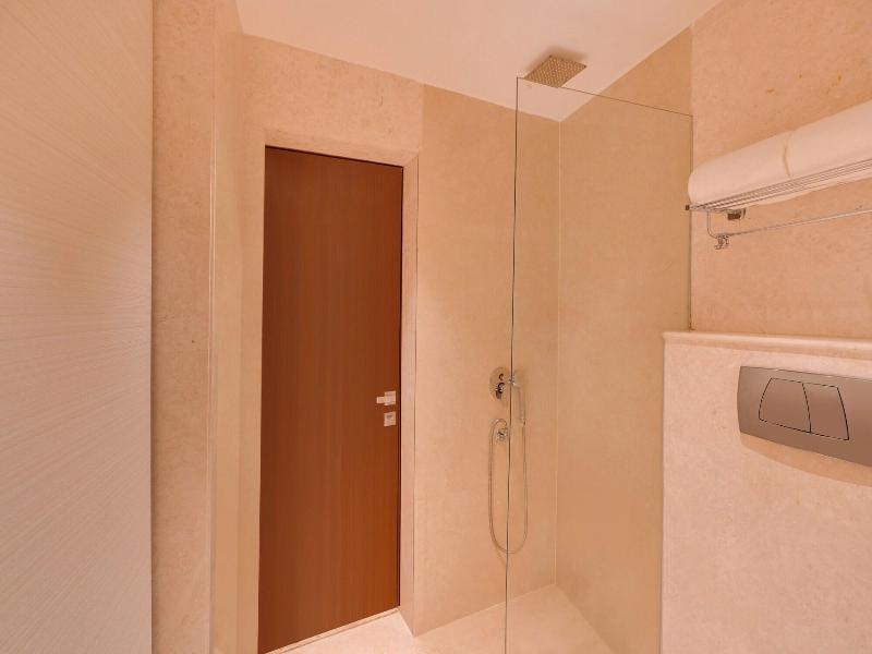 Lemon Tree Hotel Noida image