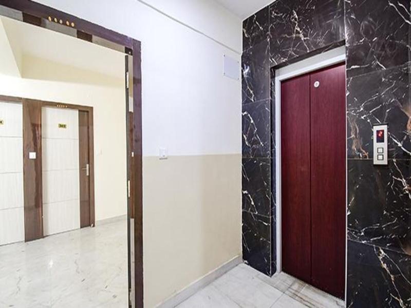 Fabhotel Royal Palm