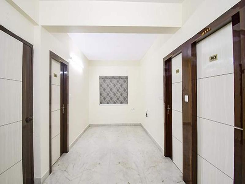 Fabhotel Royal Palm