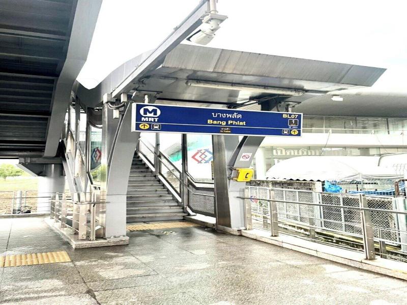 The Riski Hotel At Bangphlat Station image