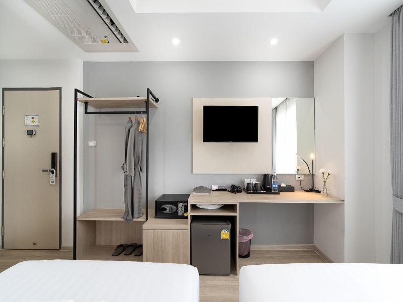 The Riski Hotel At Bangphlat Station image