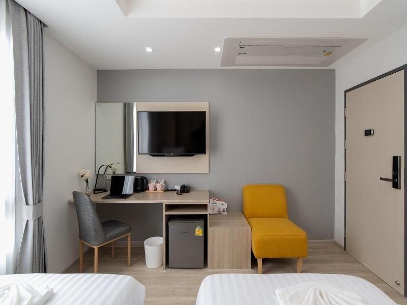 The Riski Hotel At Bangphlat Station image