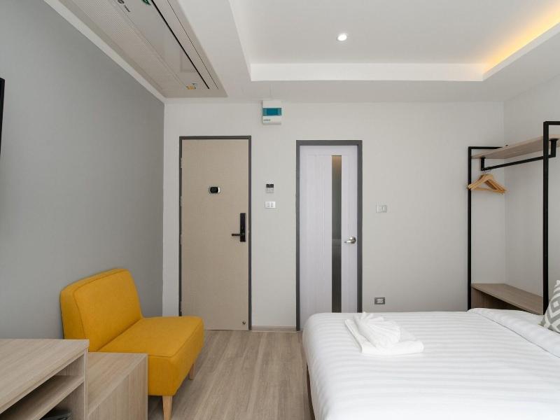 The Riski Hotel At Bangphlat Station image