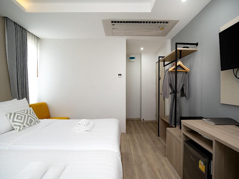 The Riski Hotel At Bangphlat Station image