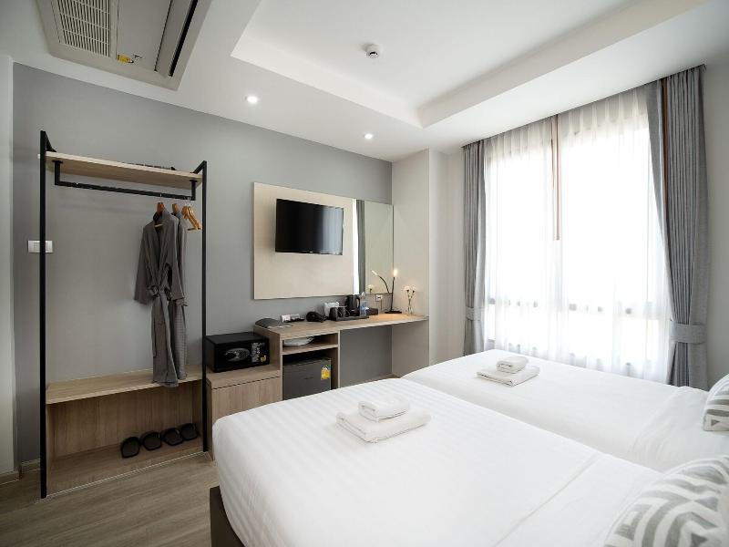The Riski Hotel At Bangphlat Station image