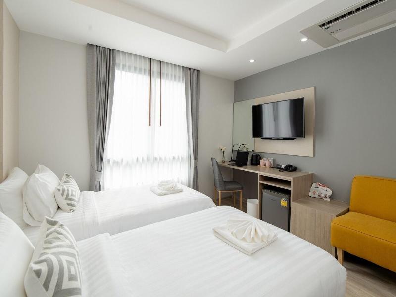 The Riski Hotel At Bangphlat Station image