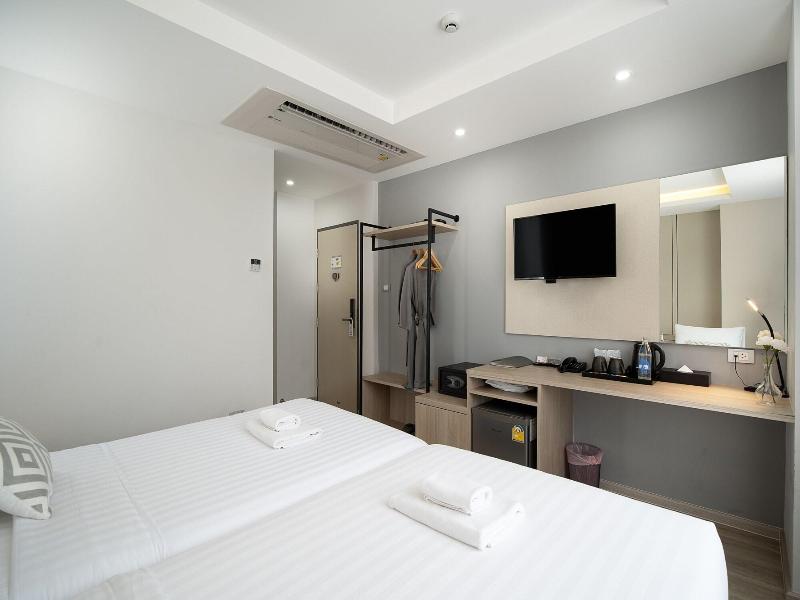 The Riski Hotel At Bangphlat Station image