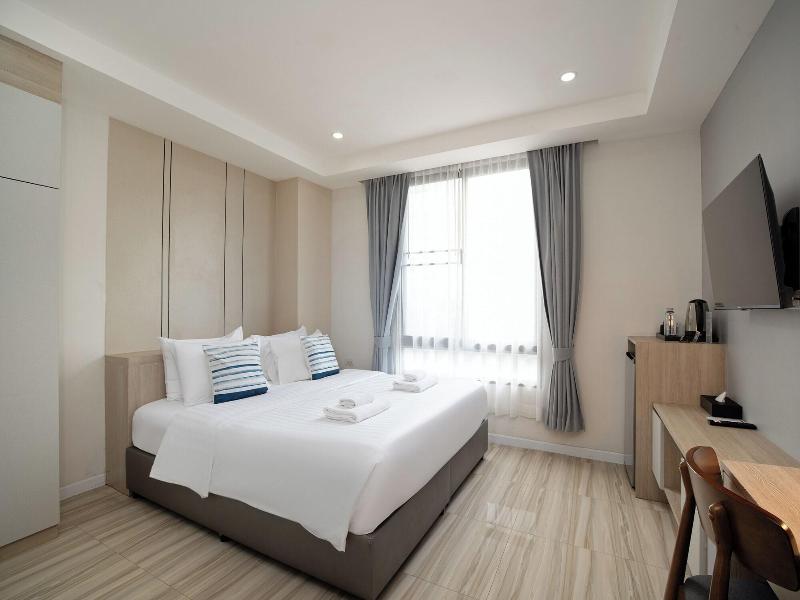 The Riski Hotel At Bangphlat Station image