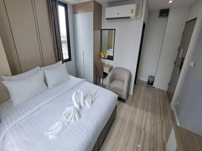 The Riski Hotel At Bangphlat Station image