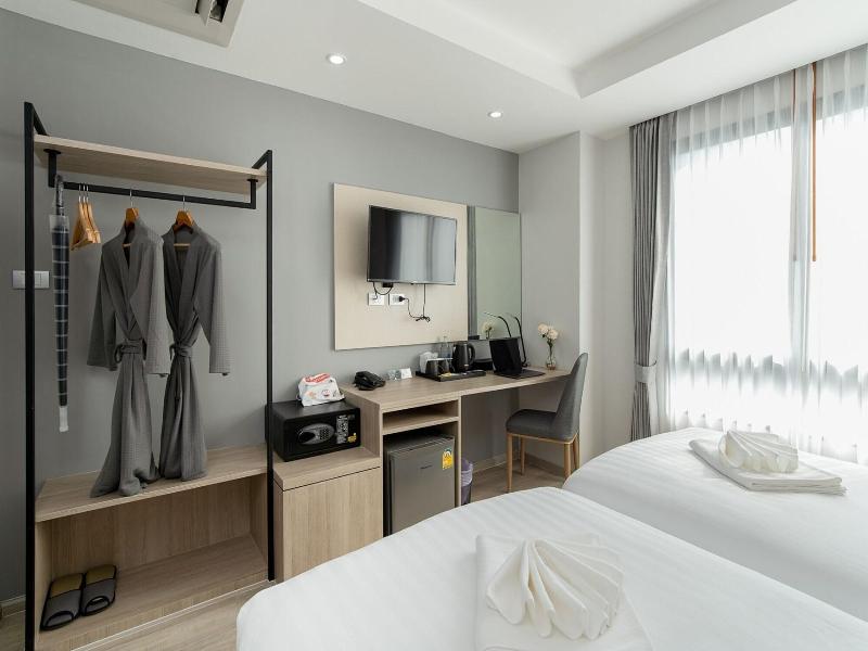 The Riski Hotel At Bangphlat Station image