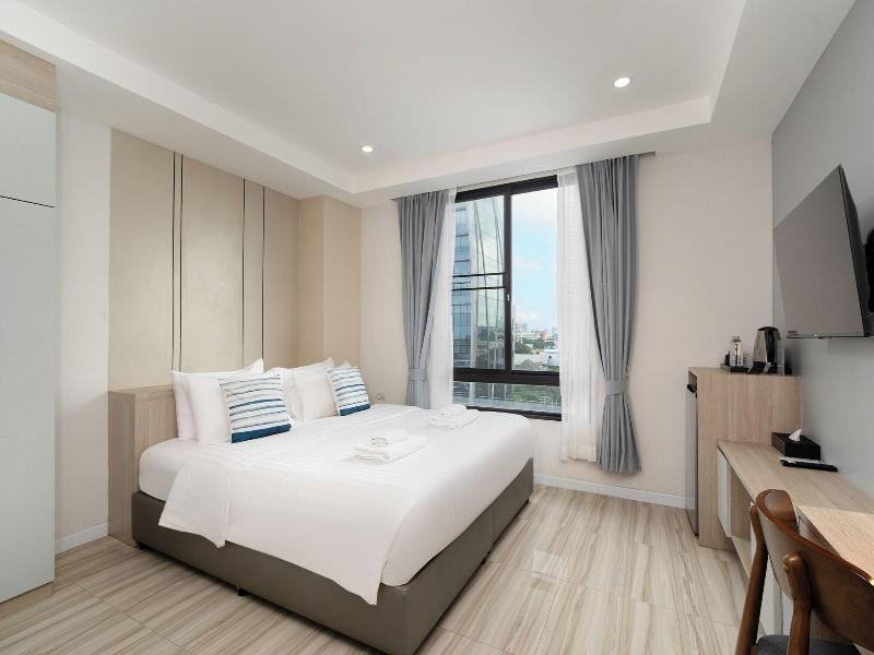 The Riski Hotel At Bangphlat Station image