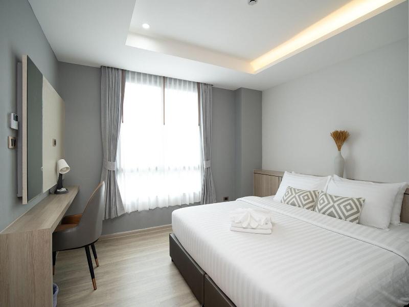 The Riski Hotel At Bangphlat Station image