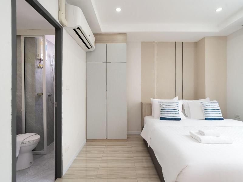 The Riski Hotel At Bangphlat Station image