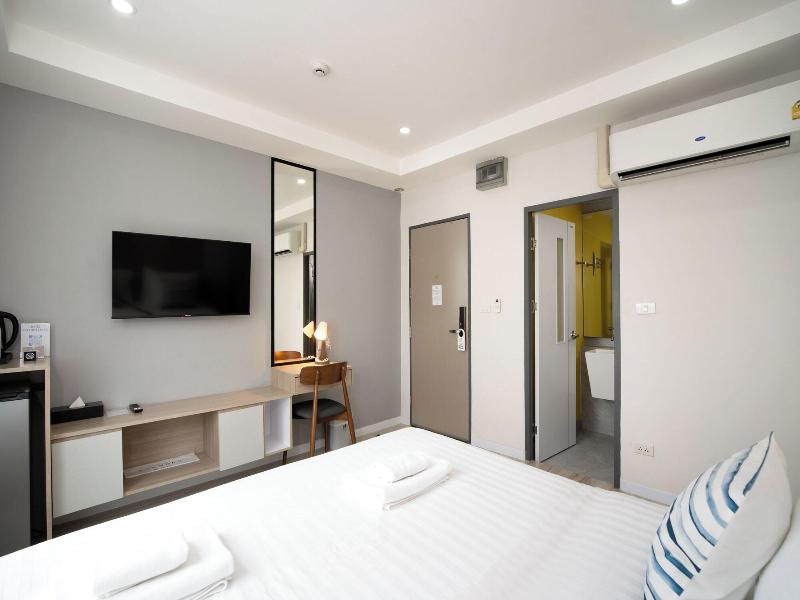 The Riski Hotel At Bangphlat Station image