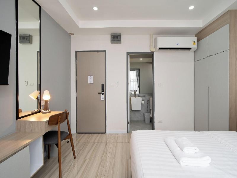 The Riski Hotel At Bangphlat Station image