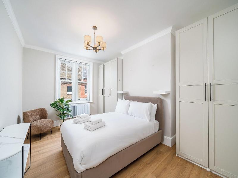 Brand New Flats Next To Oxford Street image