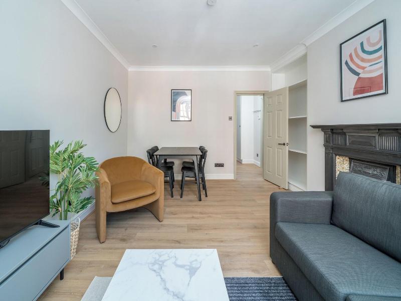 Brand New Flats Next To Oxford Street image
