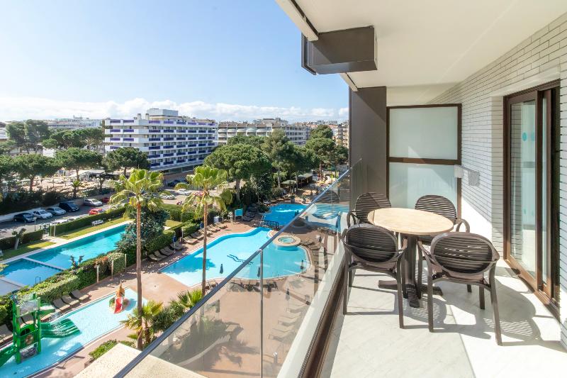 Golden Avenida Family Suites image