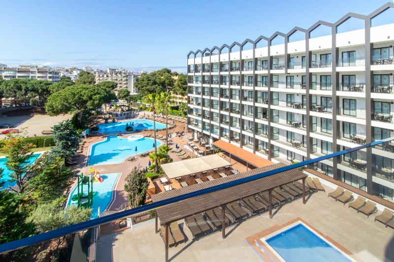 Golden Avenida Family Suites image