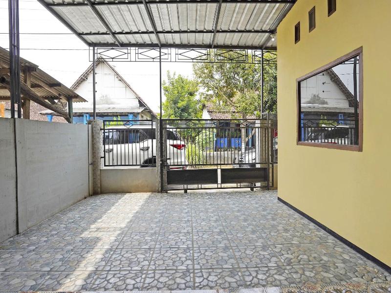 Oyo Life 91869 Insan Mulia Kost Syariah