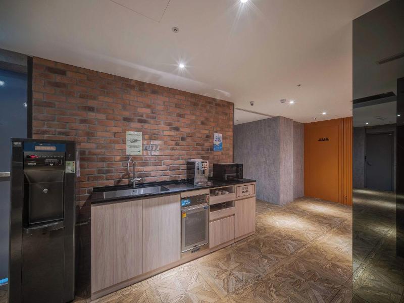 Fun Stay Inn Ximen image