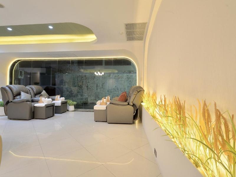 Tori Crown Hotel image