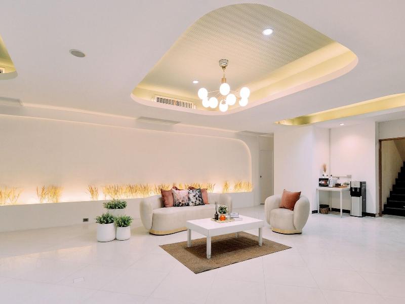 Tori Crown Hotel image