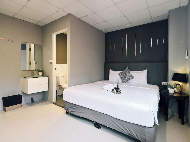 Tori Crown Hotel image