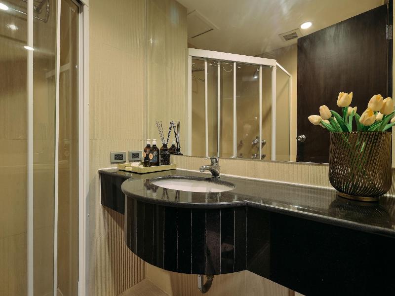 Tori Crown Hotel image