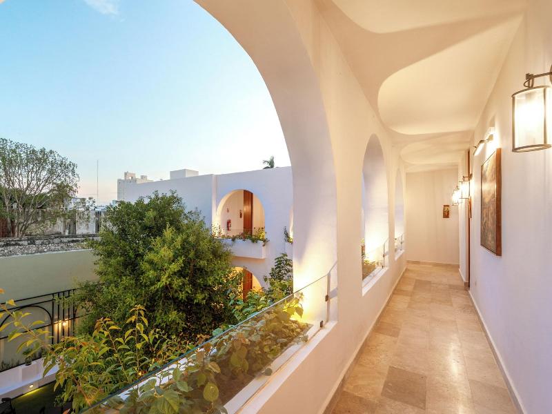 Hotel Serenata Santa Lucia, Mérida image