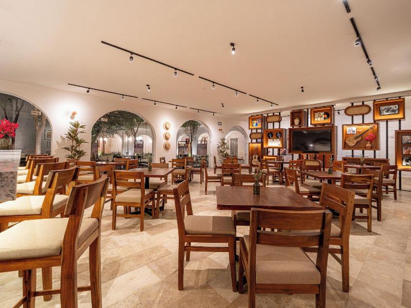 Hotel Serenata Santa Lucia, Mérida image
