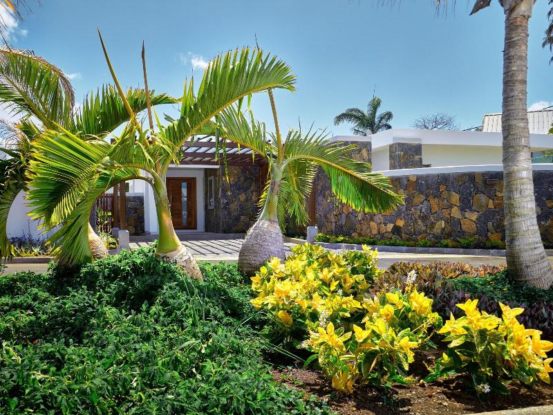 Corail Bleu Private Pool & Garden Villas With Lov image
