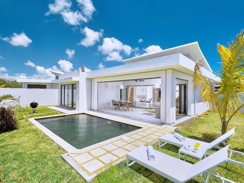 Corail Bleu Private Pool & Garden Villas With Lov image