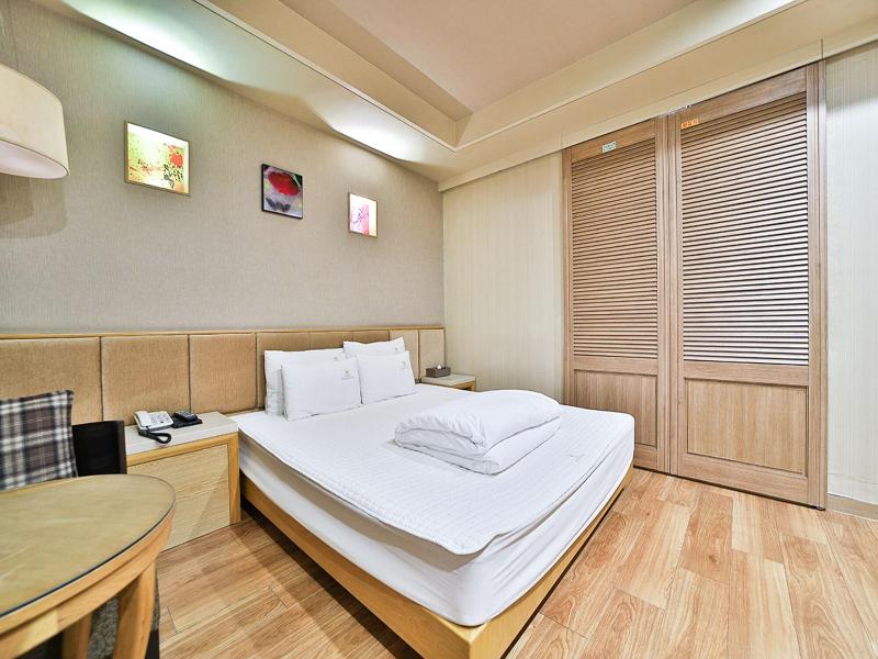 B&b Hotel image