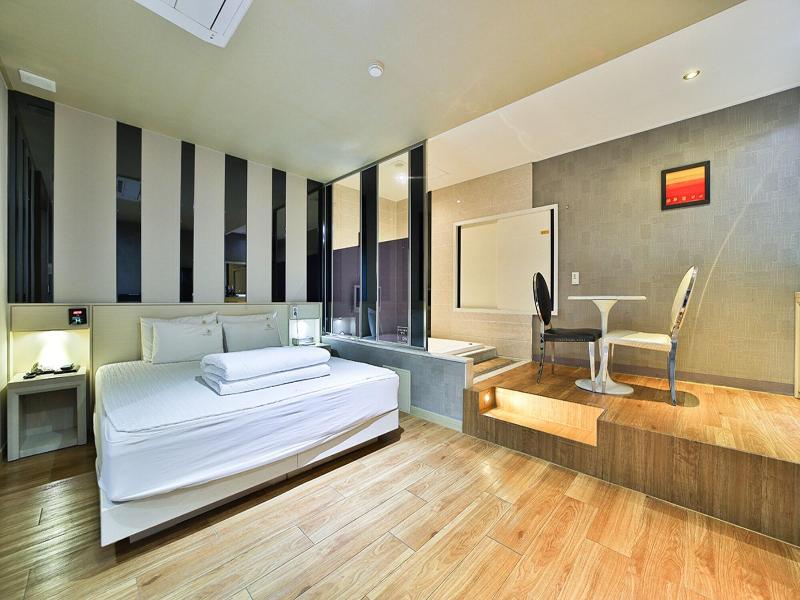 B&b Hotel image