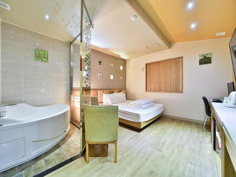 B&b Hotel image