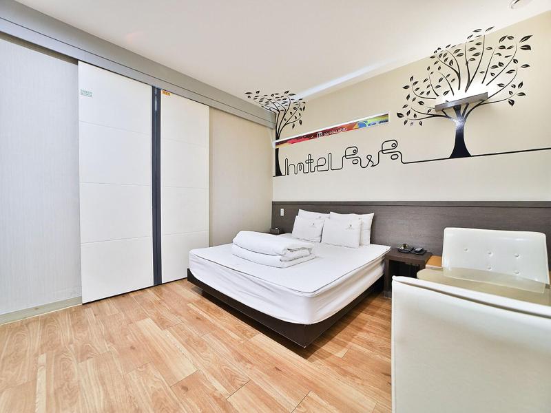 B&b Hotel image