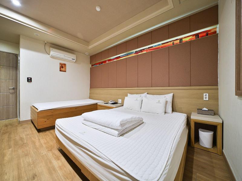 B&b Hotel image