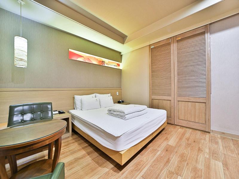 B&b Hotel image