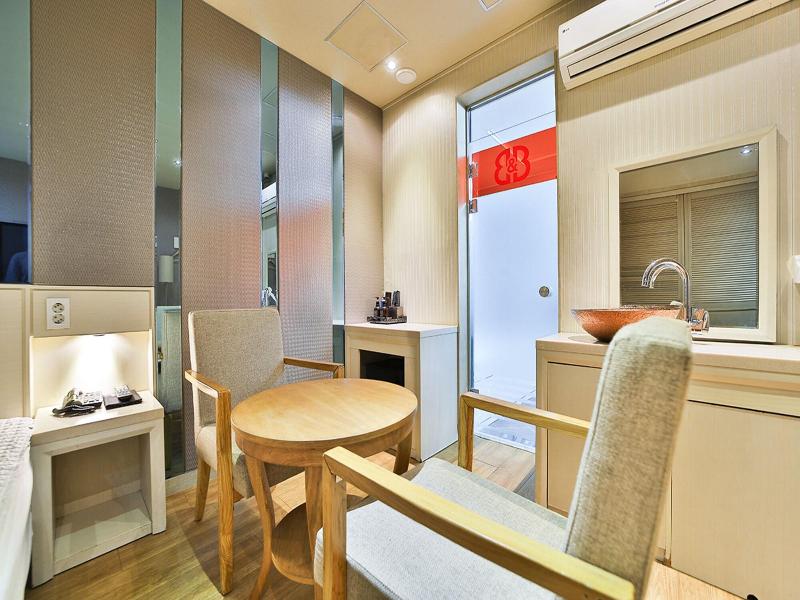 B&b Hotel image