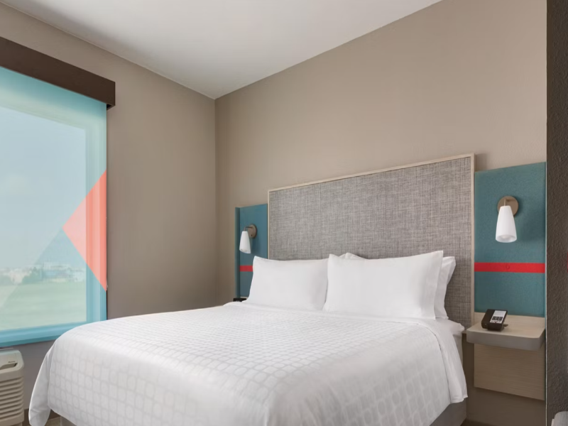 STUDIO KING SIZE BED